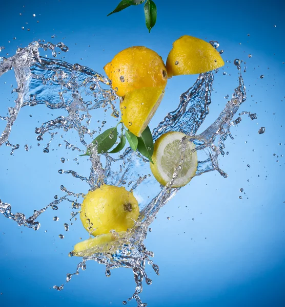 Лимон с брызгами воды — стоковое фото