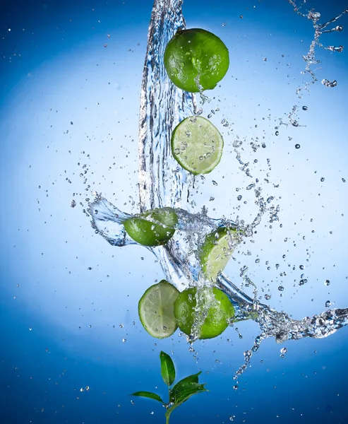 Limas com respingo de água — Fotografia de Stock