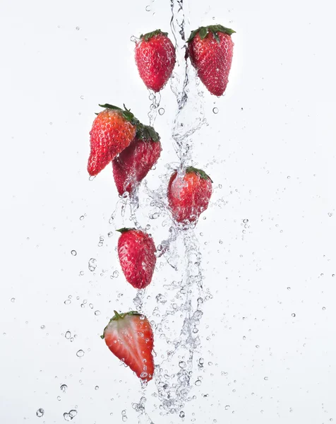 Fraises avec éclaboussures d'eau — Photo