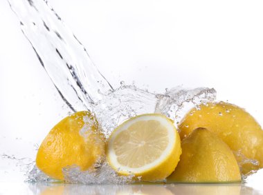 Limonlu su sıçrama