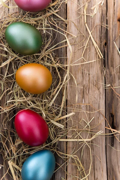 Oeufs de Pâques sur fond en bois — Photo