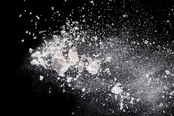 Mąka w zamrożenie ruchu na czarno — Zdjęcie stockowe