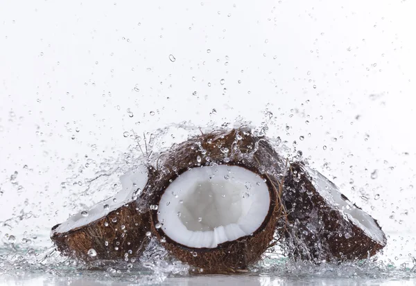 Кокосы с брызгами воды — стоковое фото