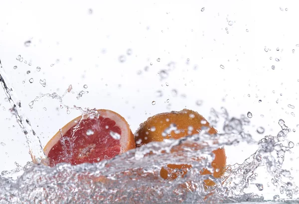 Pomelo con agua salpicada —  Fotos de Stock