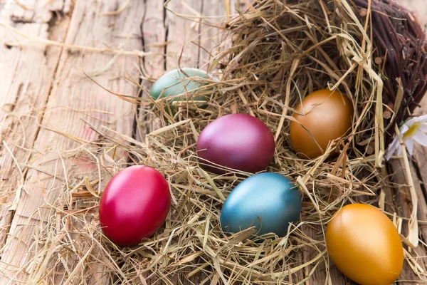 Huevos de Pascua sobre fondo de madera — Foto de Stock