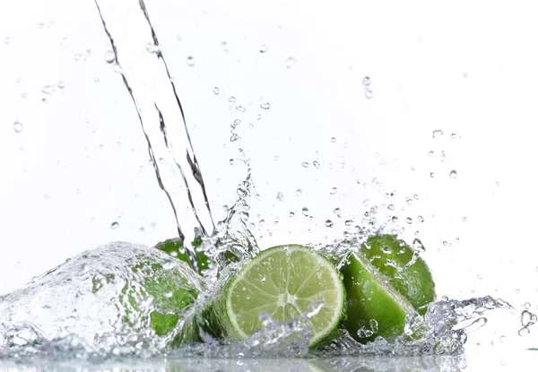 Limetten mit Wasserspritzer — Stockfoto