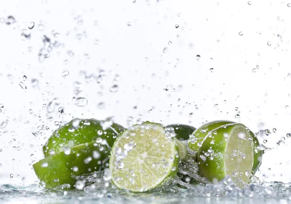 Limes met water splash — Stockfoto