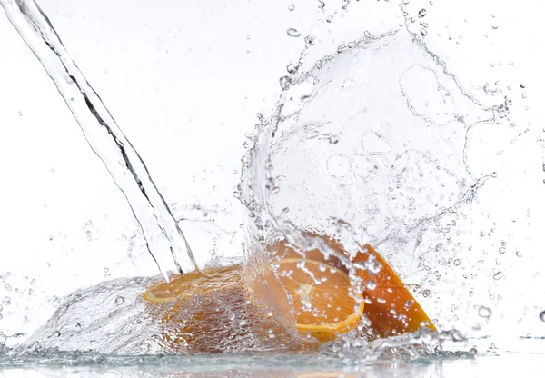 Pomeranče s stříkající vodě — Stock fotografie
