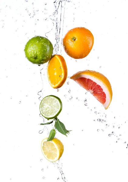 Frutta con spruzzi d'acqua — Foto Stock
