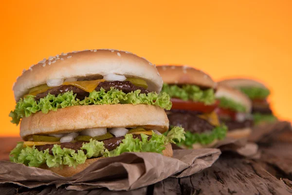 Ahşap üzerine lezzetli hamburger — Stok fotoğraf