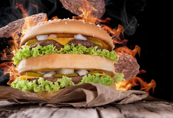 Leckere Hamburger auf Holz — Stockfoto