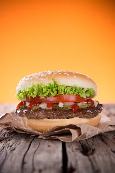 Delizioso hamburger su legno — Foto Stock