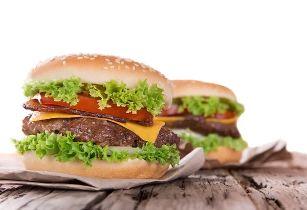 Läckra hamburgare på trä — Stockfoto