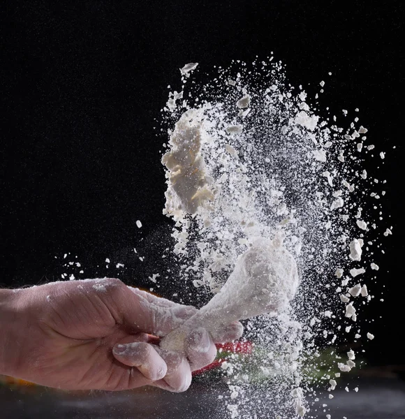 Carne de frango em movimento de congelamento sobre preto — Fotografia de Stock