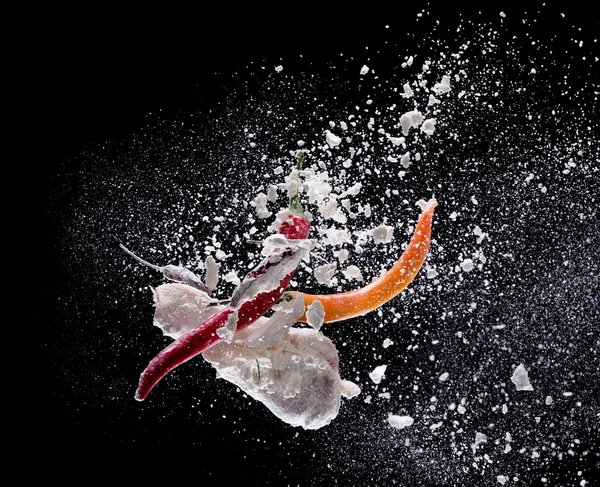 Carne de frango em movimento de congelamento sobre preto — Fotografia de Stock