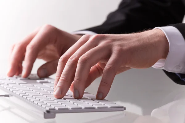 Hnad no teclado do computador — Fotografia de Stock