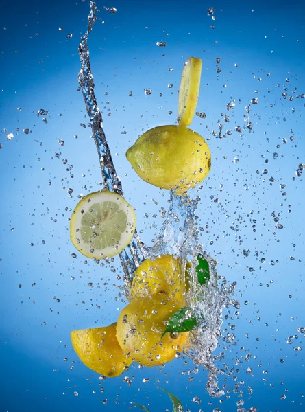 Limão com salpicos de água — Fotografia de Stock