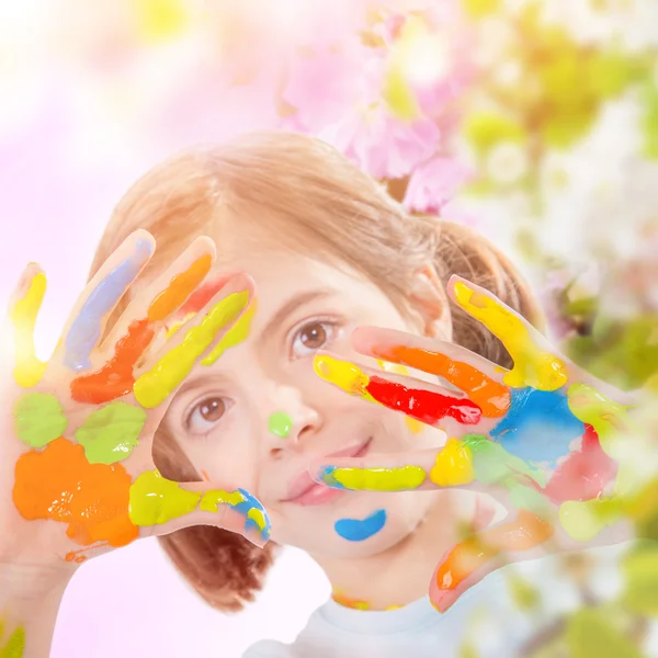 Beautiful little girl painting — Stock Photo, Image