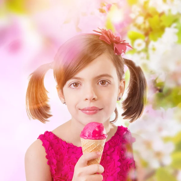 かわいい女の子アイスクリーム添え — ストック写真