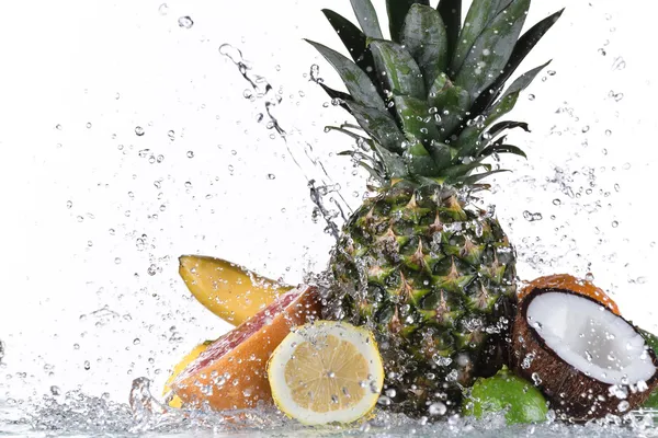 Fruta com respingo de água — Fotografia de Stock