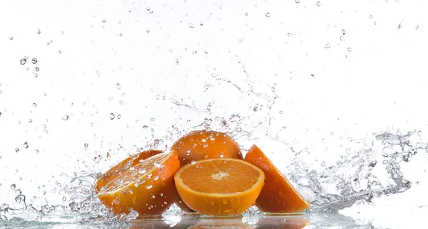 Oranges avec éclaboussures d'eau — Photo