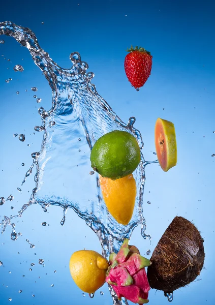 Früchte mit Wasserspritzer — Stockfoto