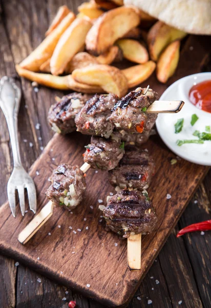 Dönerspieß auf Holztisch — Stockfoto