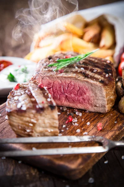 Bistecca di manzo sul tavolo di legno — Foto Stock