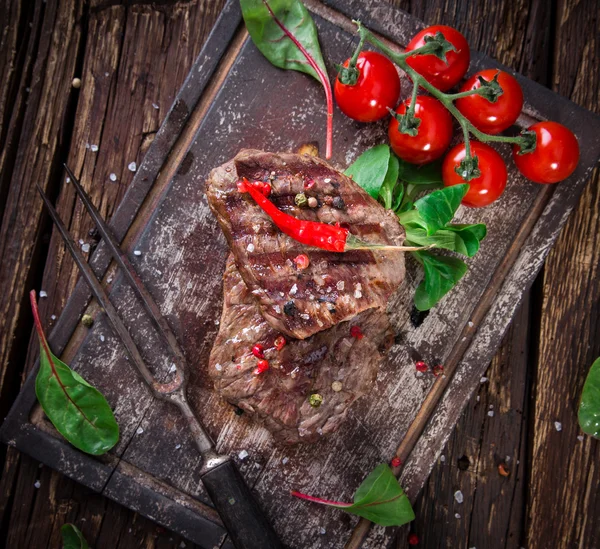 Bistecca di manzo sul tavolo di legno — Foto Stock