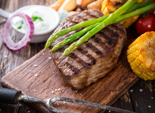 Biefstuk op houten tafel — Stockfoto