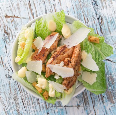 taze Sezar salatası