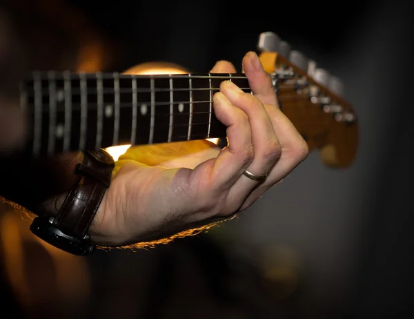 Uomo che suona la chitarra — Foto Stock