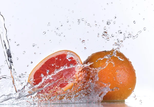 Grapefruit met water splash — Stockfoto