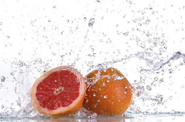Grapefruit mit Wasserspritzer — Stockfoto