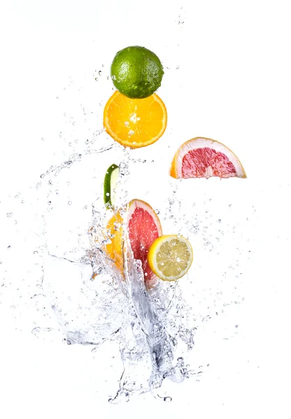 Frutta con spruzzi d'acqua — Foto Stock