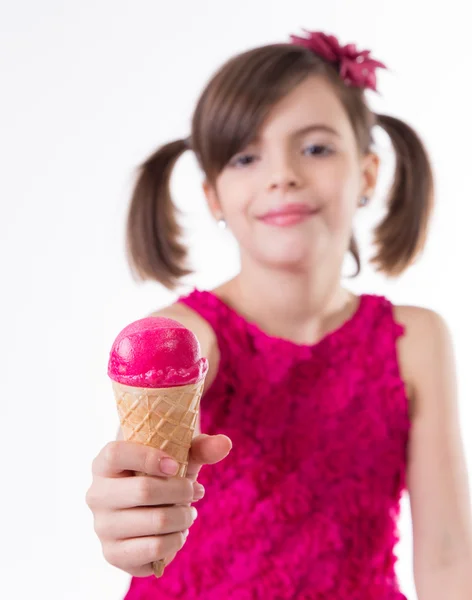 Lilla söta tjejen med glass — Stockfoto