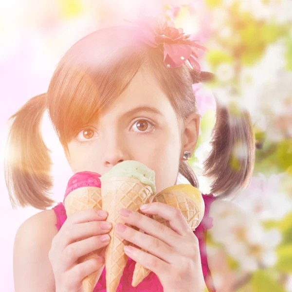 Piccola ragazza carina con gelato — Foto Stock