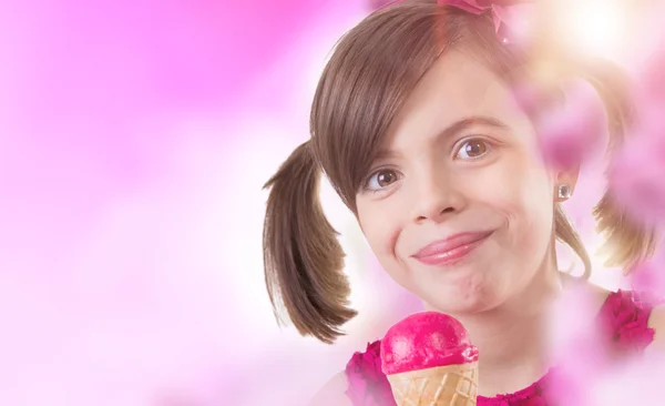 かわいい女の子アイスクリーム添え — ストック写真