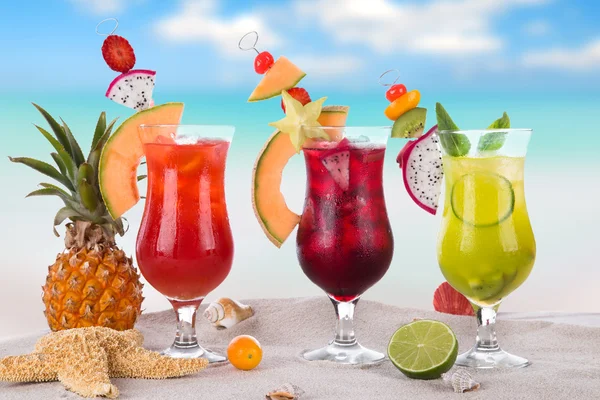 Cocktail di frutta fresca estiva sulla spiaggia — Foto Stock