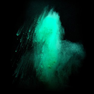 siyah arka plan üzerine izole soyut şeklinde renkli toz