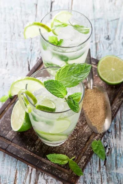 Mojito cocktails on wooden background — Stock Photo, Image