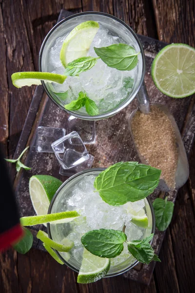 Mojito-Cocktails auf Holzgrund — Stockfoto