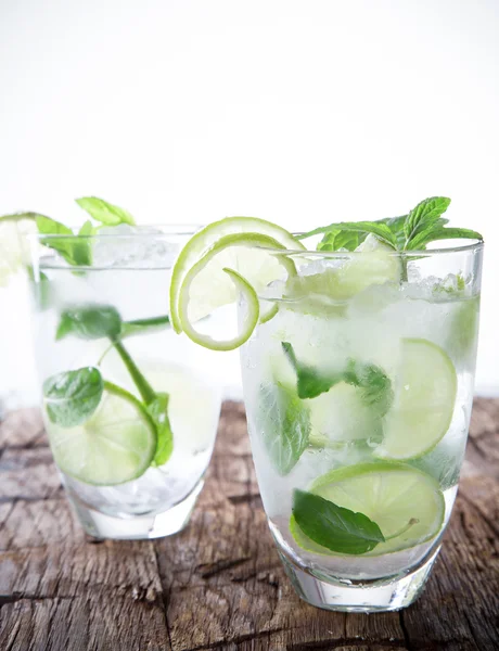 Mojito cocktails on wooden background — Stock Photo, Image