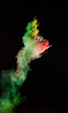 siyah arka plan üzerine izole soyut şeklinde renkli toz