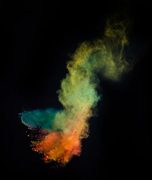 Farbiges Puder in abstrakter Form isoliert auf schwarzem Hintergrund — Stockfoto