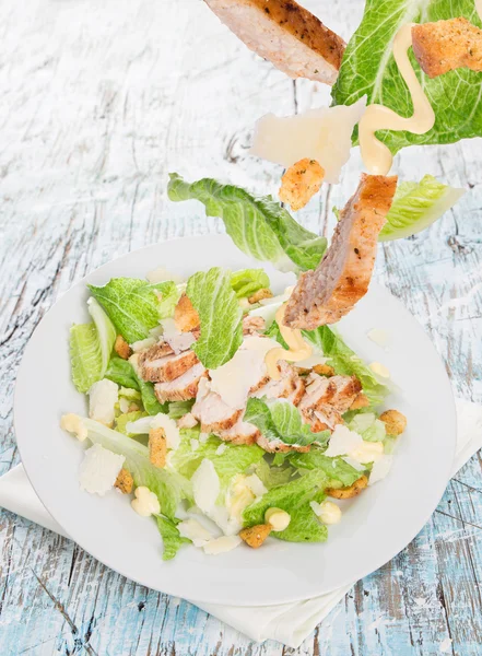 Ensalada César fresca sobre mesa de madera —  Fotos de Stock