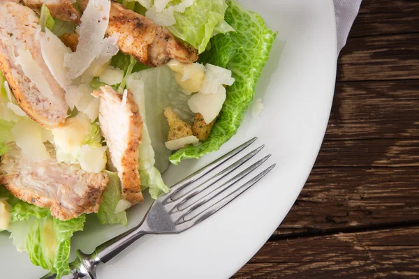 Salade César fraîche sur table en bois — Photo