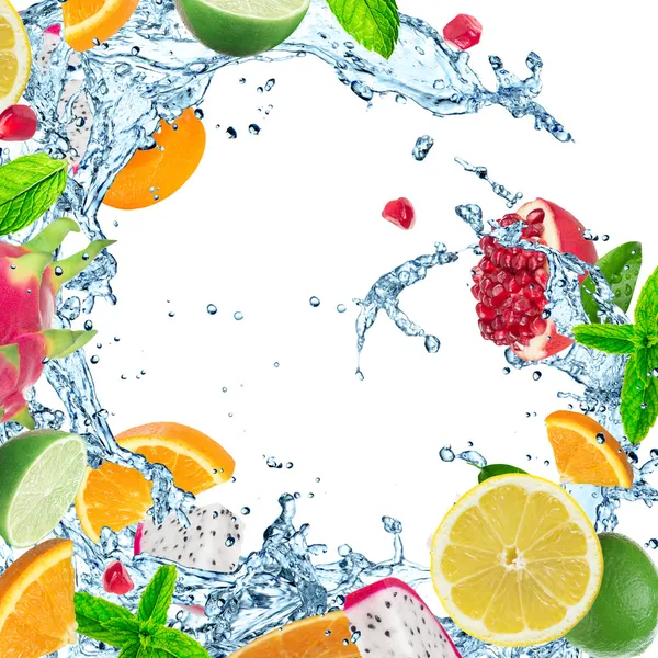 Vers fruit op water splash — Stockfoto