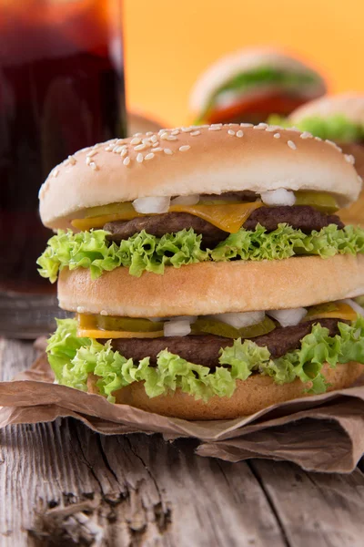 Smaklig hamburgare på träbord — Stockfoto
