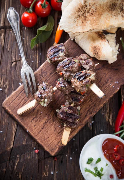 Läckra kebab på träbord — Stockfoto